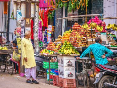 Varanasi, Hindistan - 11 Kasım 2015. Varanasi 'nin ticari bölgesinde işlek bir caddenin kenarında bir satıcı tarafından dikkatlice hazırlanmış bir meyve vitrini..