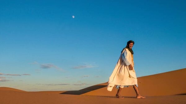 Фазара Дезерт, Морено - 25 октября 2015 года. Иллюстративная редакция. Показ традиционной одежды пустынных кочевников, путешествующих среди песчаных дюн Северной и Западной Африки.