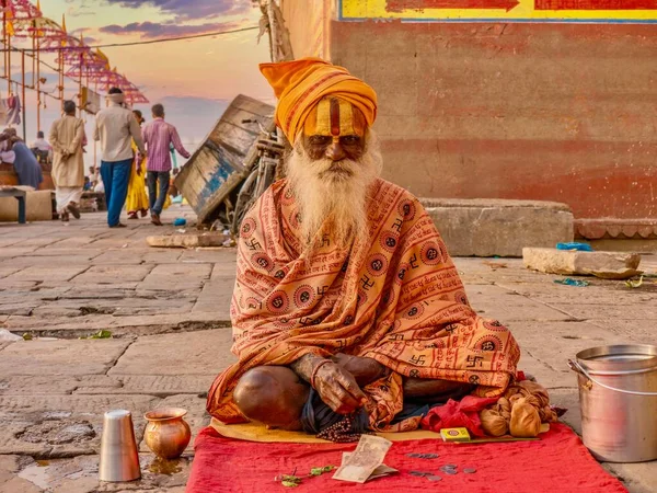 Varanasi India Nov 2015 Пожилой Садху Сидит Коврике Возле Ганг — стоковое фото