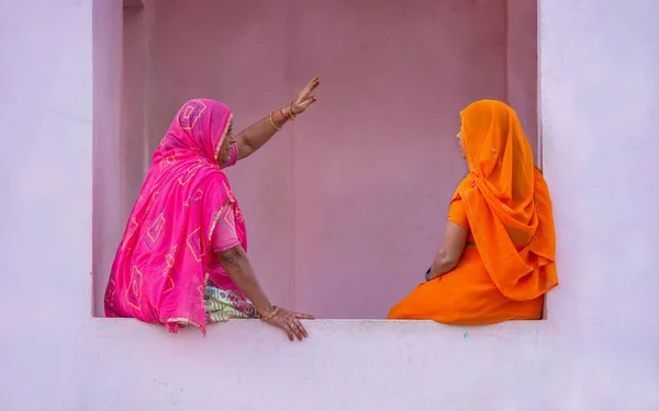 Мандава Индия Ноября 2015 Года Две Индийские Женщины Одетые Ярко — стоковое фото
