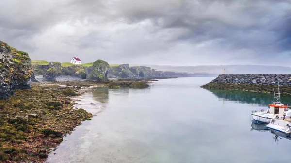 Piccolo Porto Peschereccio Una Giornata Piovosa Nebbiosa Islanda Con Una — Foto Stock