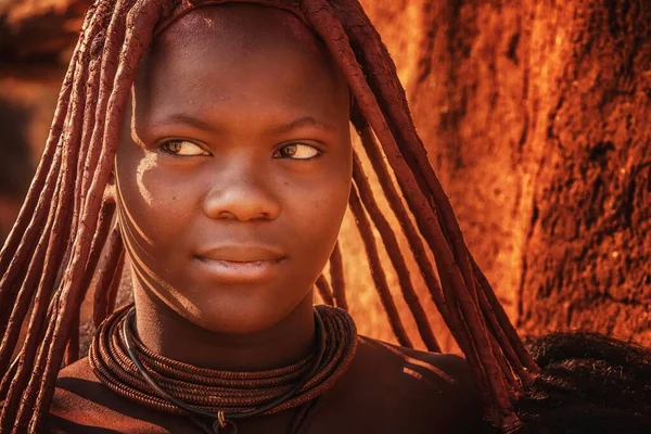 Landsbygden Namibia Augusti 2016 Ung Afrikansk Kvinna Bär Den Traditionella — Stockfoto