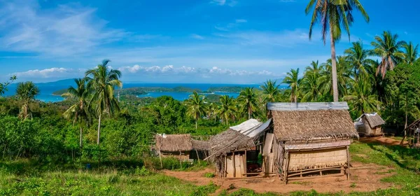 Small Village Beautiful Tropical Island Traditional Thatched Houses Belonging Indigenous — Stock Photo, Image