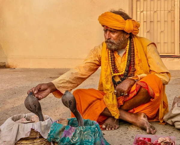 Varanasi Indien November 2015 Ein Indischer Schlangenbeschwörer Beugt Sich Vor — Stockfoto