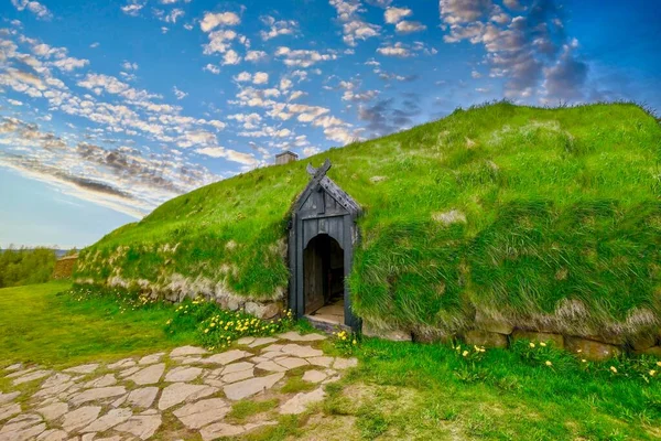 Stong Commonwealth Çiftliği Thjodveldisbaer, Güney İzlanda. 1104 'te volkanik bir patlamayla yok edilen bir Viking çim kulübesinin kopyası..