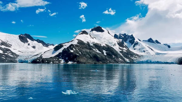 Twee Gletsjers Aan Weerszijden Van Een Besneeuwde Berg Drygalski Fjord — Stockfoto