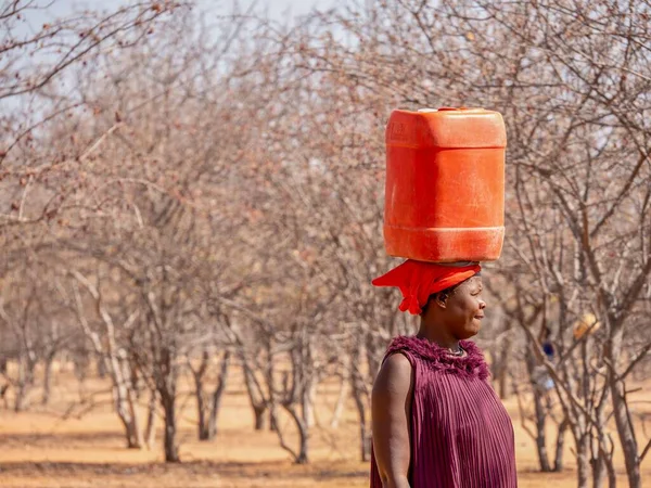 Namibia Rurale Agosto 2016 Una Donna Africana Porta Una Tanica — Foto Stock