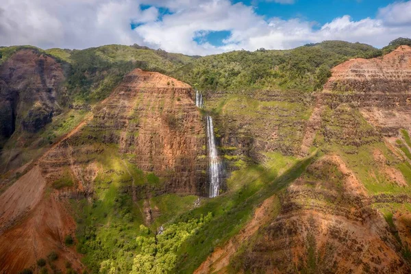 Waimea Canyon State Park, Kauai, Hawaii 'deki güzel Waipo' o Şelalesi 'nin geniş açılı görüntüsü..