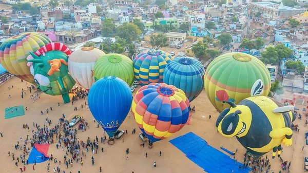 Pushkar India Nov 2015 在普什卡骆驼展示会上的一个五彩缤纷的场景 空中俯瞰着10个热气球 这些热气球正准备从市区的地面上升起 周围都是游客和观众 — 图库照片