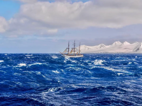 一艘三桅帆船在南极洲汹涌的海面上航行 向南驶过冰雪覆盖的南设得兰群岛 — 图库照片