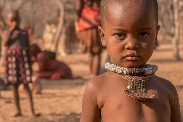 Landsbygden Namibia Augusti 2016 Ung Pojke Bär Stamhalsband Avlägsen Himba — Stockfoto