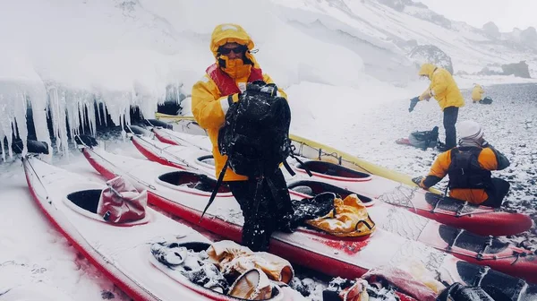 Condizioni Meteorologiche Estreme Antartide Come Neve Cade Kayak Mare Uomini — Foto Stock