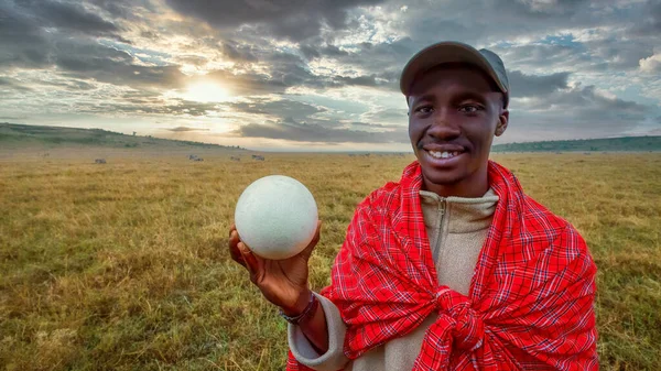 Masai Mara Κένυα Σεπτεμβρίου 2013 Ένας Οδηγός Σαφάρι Masai Εμφανίζει — Φωτογραφία Αρχείου