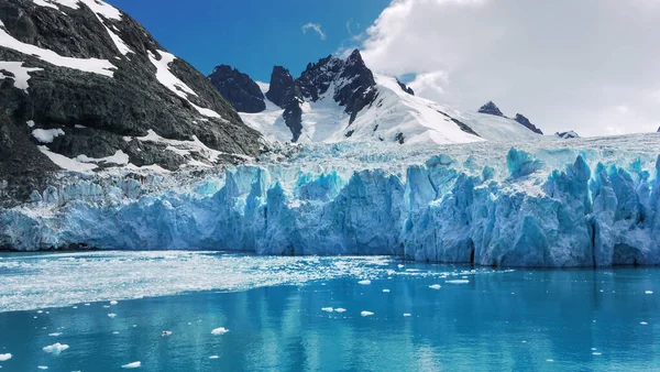 蓝色和绿松石色冰川的冰面上有水的反射 南大西洋南乔治亚岛Drygalski Fjord背景下的锯齿状山脉 — 图库照片