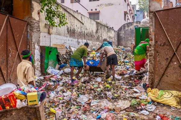 Varanasi Indien November 2015 Müll Der Einem Leerstehenden Innenstadtgrundstück Entsorgt — Stockfoto