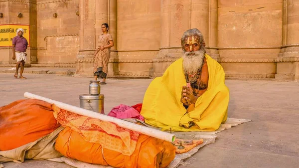 Varanasi Indien November 2015 Ein Hindu Sadhu Sitzt Mit Seinem — Stockfoto