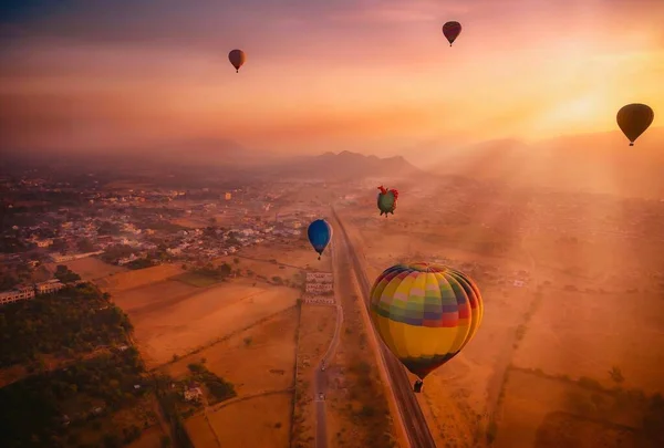 Flygfoto Över Soluppgång Scen Där Solstrålar Och Varmluftsballonger Transporterar Turister — Stockfoto