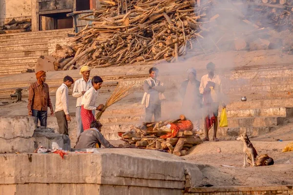 Varanasi Indien November 2015 Eine Frau Wird Auf Einem Scheiterhaufen — Stockfoto