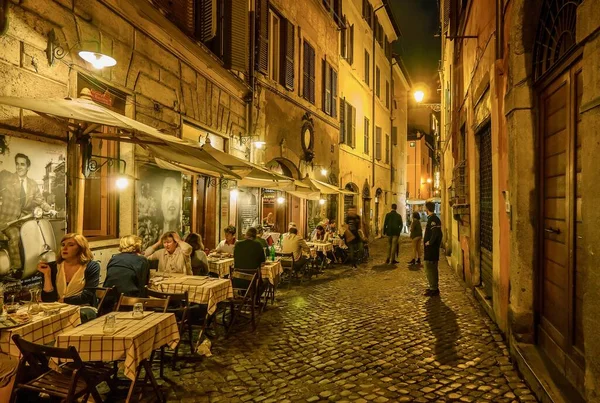 Rome Italy 2014 로마의 전형적 지역에서 사람들 저녁에 길에서 의작은 — 스톡 사진