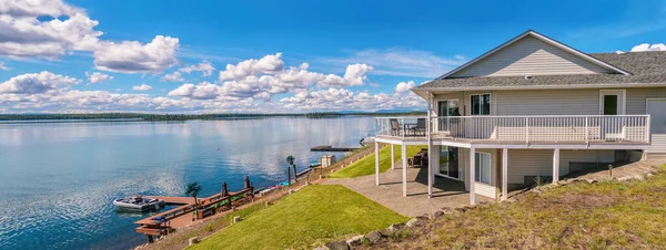 Panoramablick Auf Ein Schönes Großes Modernes Luxus Ferienhaus Mit Sonnendeck — Stockfoto