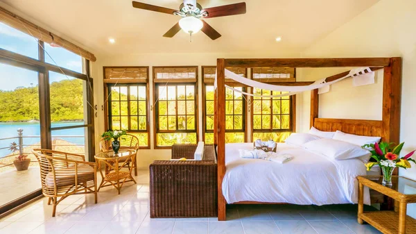 Könnyű Szellős Trópusi Üdülőhely Luxus Hálószoba Egy Négy Poszter Ágy — Stock Fotó