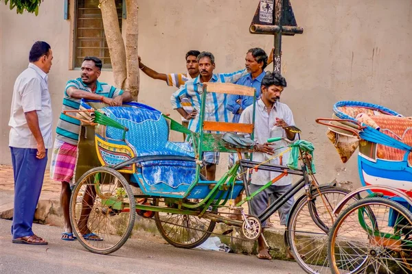 Puducherry India Diciembre 2013 Grupo Conductores Pedicab Pie Junto Sus —  Fotos de Stock