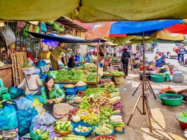 Savaş Battambang, Kamboçya - 28 Şubat 2012. Kamboçyalı serbest çalışan kadınlar, caddenin yanındaki markette çeşitli taze ürünler satıyorlar..