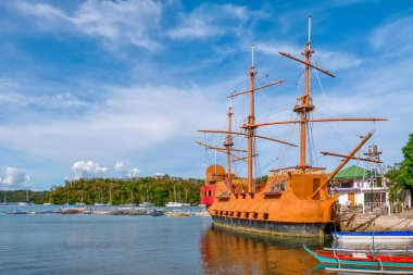 Filipinler 'in Puerto Galera kentindeki popüler turistik bir liman olan Muelle Körfezi' nin rıhtımında yerel olarak yapılmış geleneksel bir İspanyol kalyonunun kopyası..