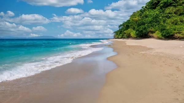Uma Pitoresca Cena Praia Com Água Azul Turquesa Maré Baixa — Fotografia de Stock