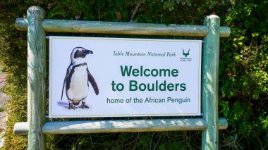 Boulders Sahili, Güney Afrika - 14 Mart 2013. False Bay 'deki Boulders Sahili' ne giriş tabelası. Cape Town 'dan yaklaşık 30 kilometre uzaklıktaki Afrika penguenleri için korunan bir bölge..