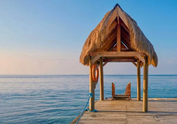 Peaceful Tropical Summer Scene Simple Thatched Shelter Wooden Dock Swim — Stock Photo, Image