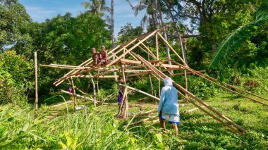 Puerto Galera, Filipinler - 19 Haziran 2021. Mindoro Adası 'ndaki ormanda, elektriği ve akan suyu olmayan küçük, basit bir ev inşa eden yerel Mangyan işçilerinden oluşan küçük bir ekip..