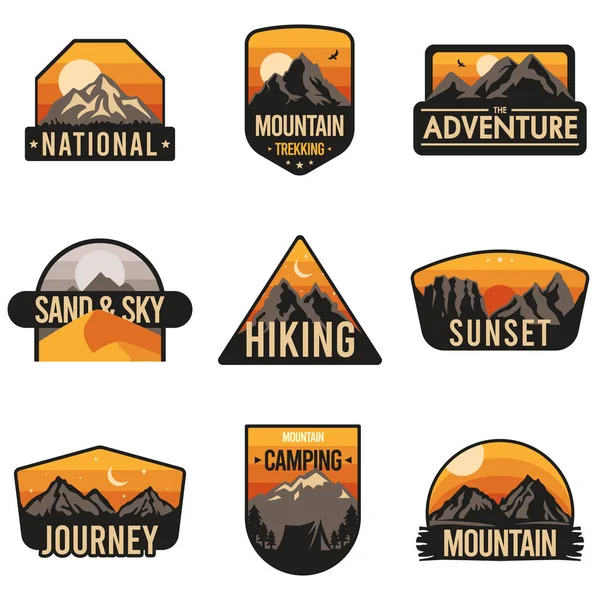 Kamp macerası seti ve dağ rozeti logosu, amblem, etiket tasarımı, renkli vektör çizimi