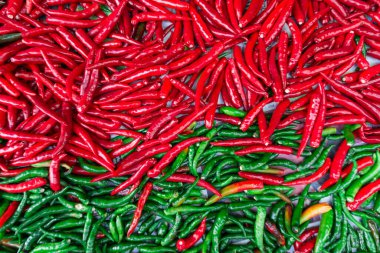 Kırmızı ve yeşil biber desenli yakın çekim 