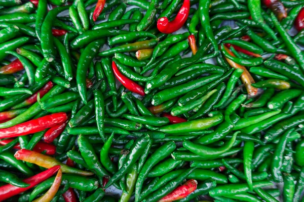 Kırmızı ve yeşil biber desenli yakın çekim 