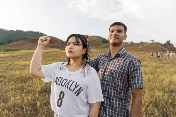 THAILAND - Mayıs 2019: kadın ve erkek dışarıda yumruklarını sıkıyor