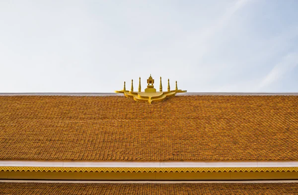 Roof buddhist temple architecture with sky background — Stock Photo, Image
