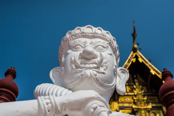 Estatuas blancas gigantes del guardián en el templo . —  Fotos de Stock