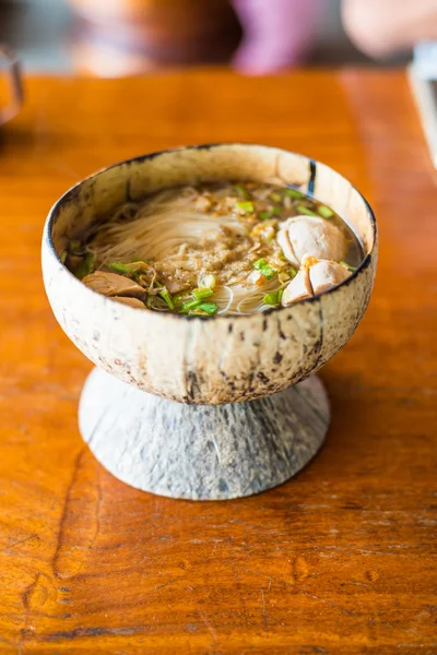 Fideos de comida tailandesa en cáscara de coco —  Fotos de Stock