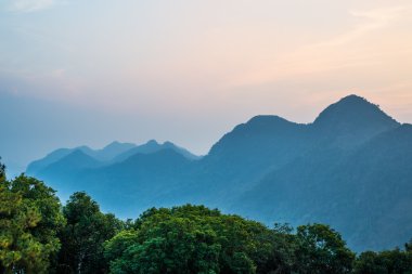 dağda, Doi Ang Khang günbatımı ışığı.