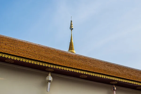 Dach buddhistische Tempelarchitektur mit Himmelshintergrund — Stockfoto