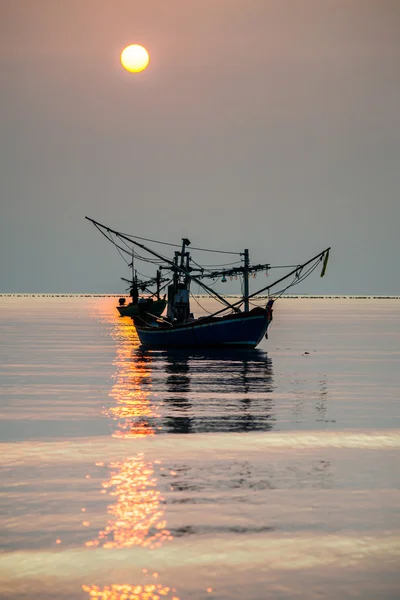 Samroiyod Beach, Tailandia, barcos de pesca en el mar, fondo es pequeña isla y ligh mañana — Foto de Stock