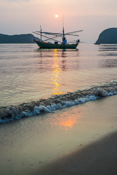 Samroiyod ビーチ、タイ釣り船を海、背景には小さな島と朝の光 — ストック写真