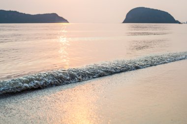 Deniz ile sabah ışık dalgalar