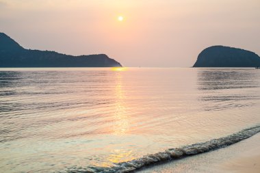 Deniz ile sabah ışık dalgalar