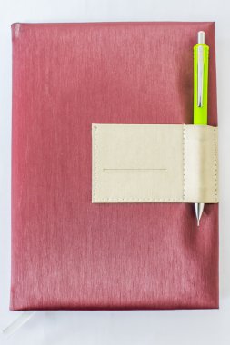 Defter ve kalem beyaz zemin üzerine kapak