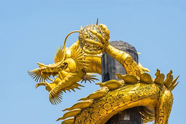 Dragon goud is gemaakt van schroot staal op blauwe hemelachtergrond. — Stockfoto