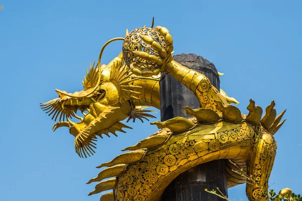 Dragón de oro está hecho de chatarra de acero sobre fondo de cielo azul . —  Fotos de Stock