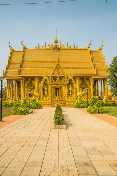 Goldfarbe Kirche von wat pak nam jolo- bang khla chachoengsao — Stockfoto