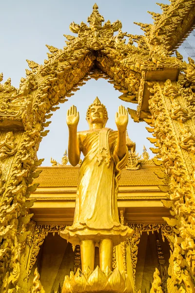 Iglesia de color oro de Wat Pak Nam Jolo- Bang Khla Chachoengsao —  Fotos de Stock